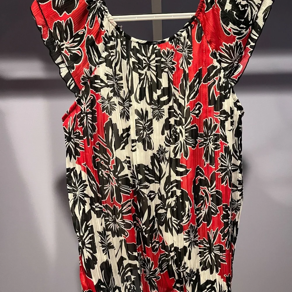 Roz & Ali Size Medium Black, Red, and White Top - Picture 4 of 5